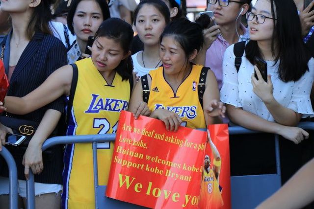 nba哪些球星来过海南（NBA球员中国行：汤神在中国太可爱，从3图看科比粉丝挤满大街）