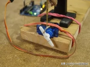 焊武帝！123个焊点、35个LED，手指硬核焊接术打造永恒郁金香……