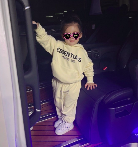 28岁男歌手喜得二胎！结婚3年连生俩女儿，妻子毕业于军艺颜值高