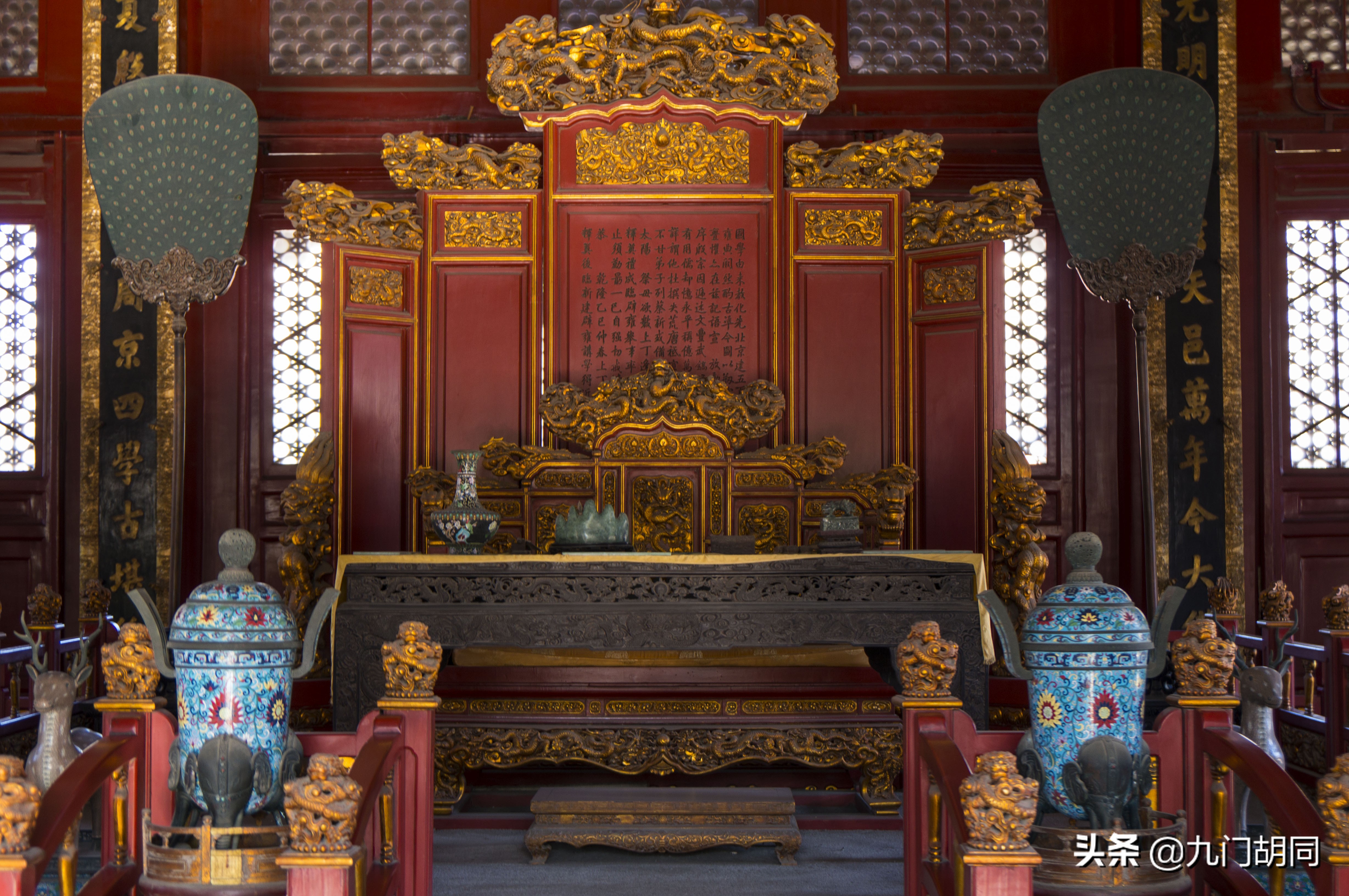 [what]殿内的龙椅是皇帝讲学时坐的.