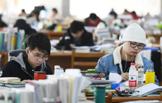 南大一博士生被学校开除学籍，父母不满大闹学校，最终被事实打脸