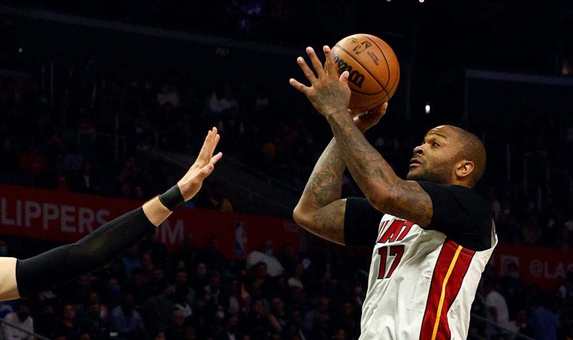 火箭雄鹿塔克交易（被火箭交易，被雄鹿放弃！36岁塔克3战抢34板，重现巅峰700万超值）