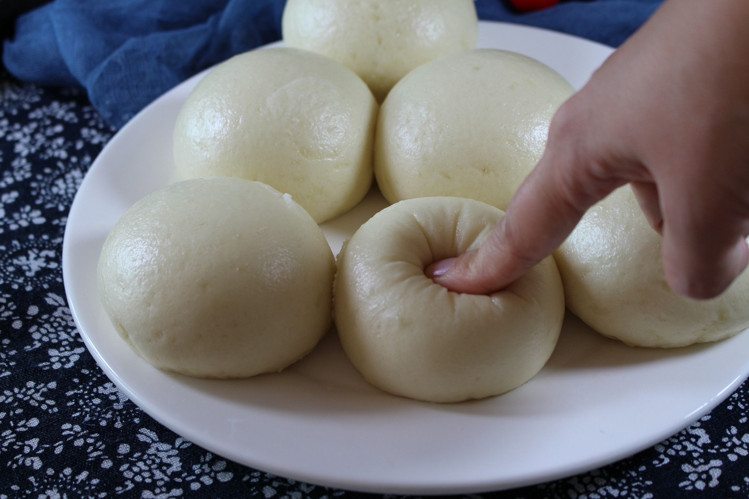 秋天发面干裂发酸,多加1味,面团柔软白皙,蒸出馒头暄软美味