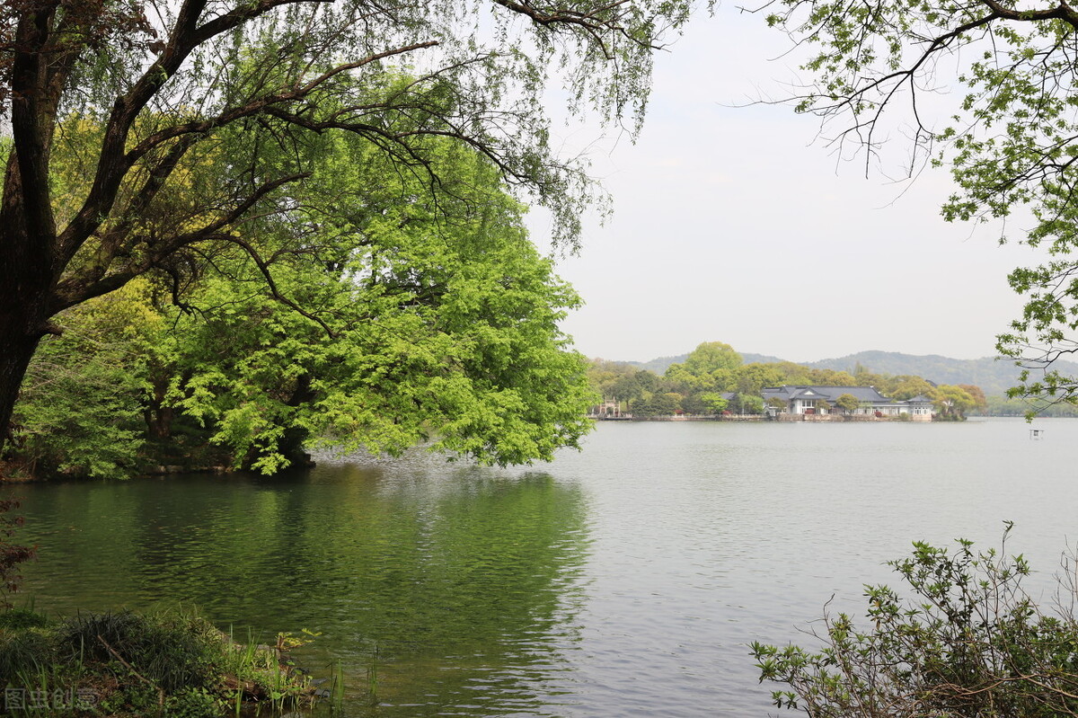 欧阳修《采桑子》轻舟短棹西湖好，赏析