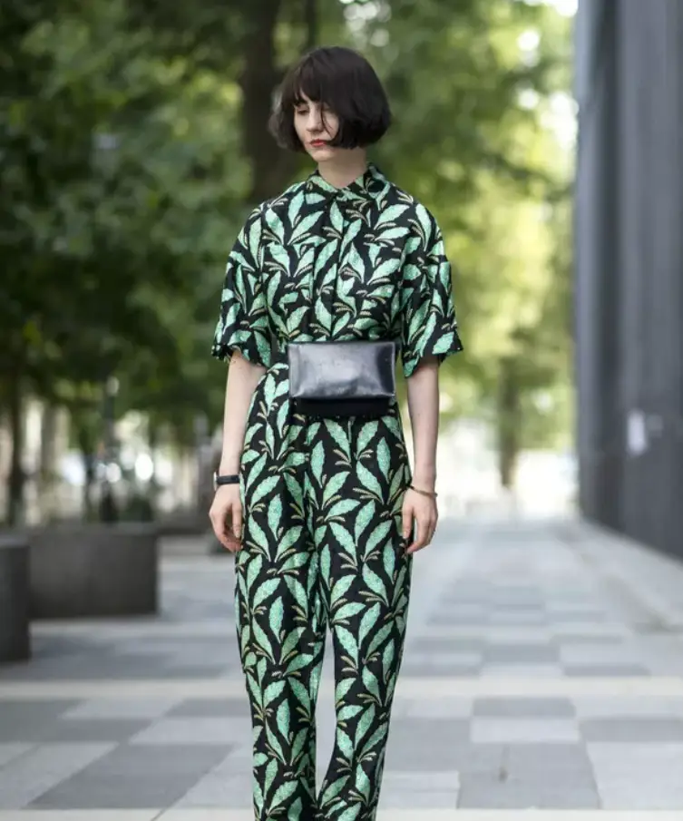 腰包怎么背好看（斜挎包怎么背好看男生）