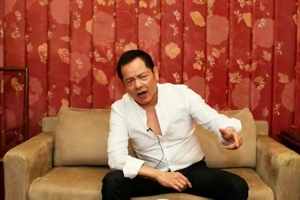 崩牙驹简介("教父"崩牙驹,枪指何鸿燊,逼走向华强,如今过得怎么样)