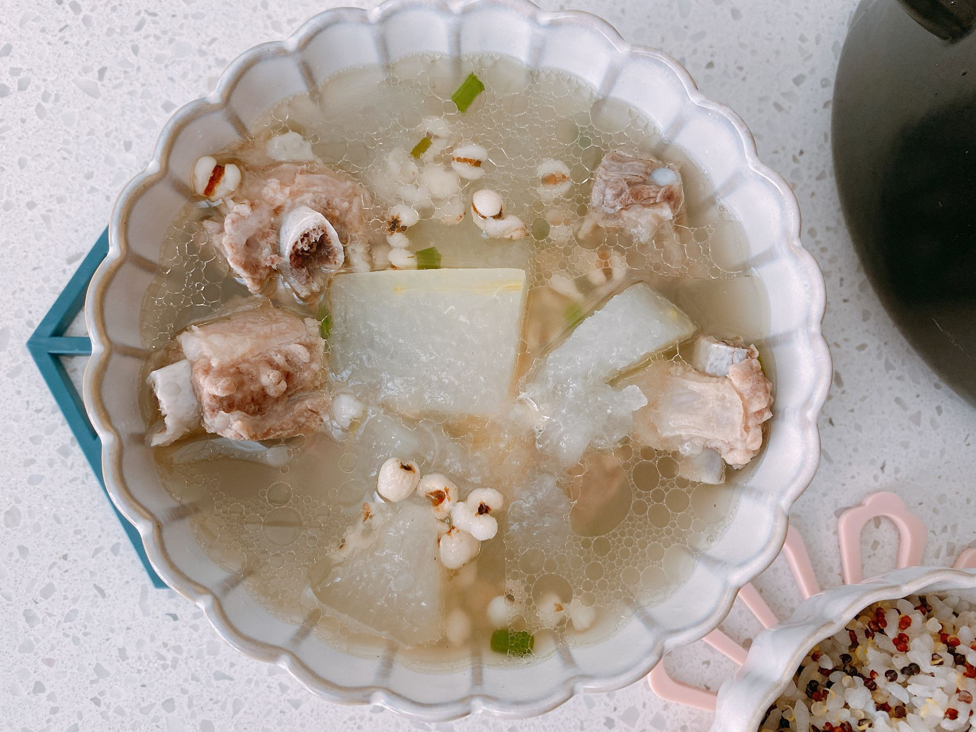 夏天喝冬瓜排骨薏米汤(夏天喝冬瓜排骨薏米汤的好处)