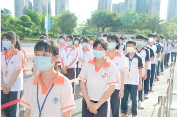 高考期间东三省紫色内裤脱销，寓意让人憋不住笑，外省人表示不懂