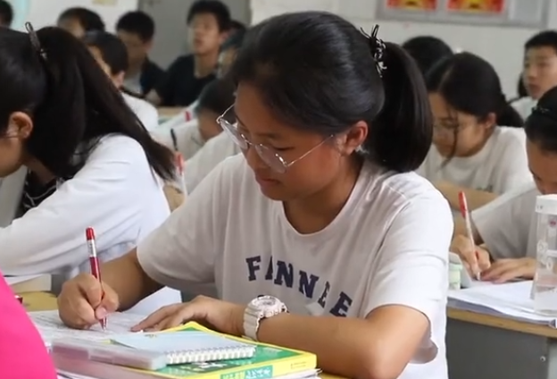 江苏女生中考8门达满分，家中上有姐下有弟，家人是学习动力之一