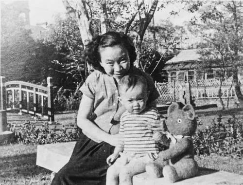 她是中国的哈佛大学校长，被誉为中国“半导体之母”