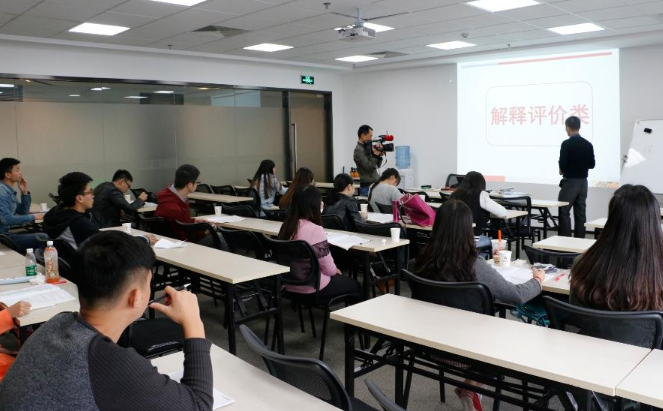 3类大学生毕业可直接成公务员，无需参加考试，妥妥的“铁饭碗”