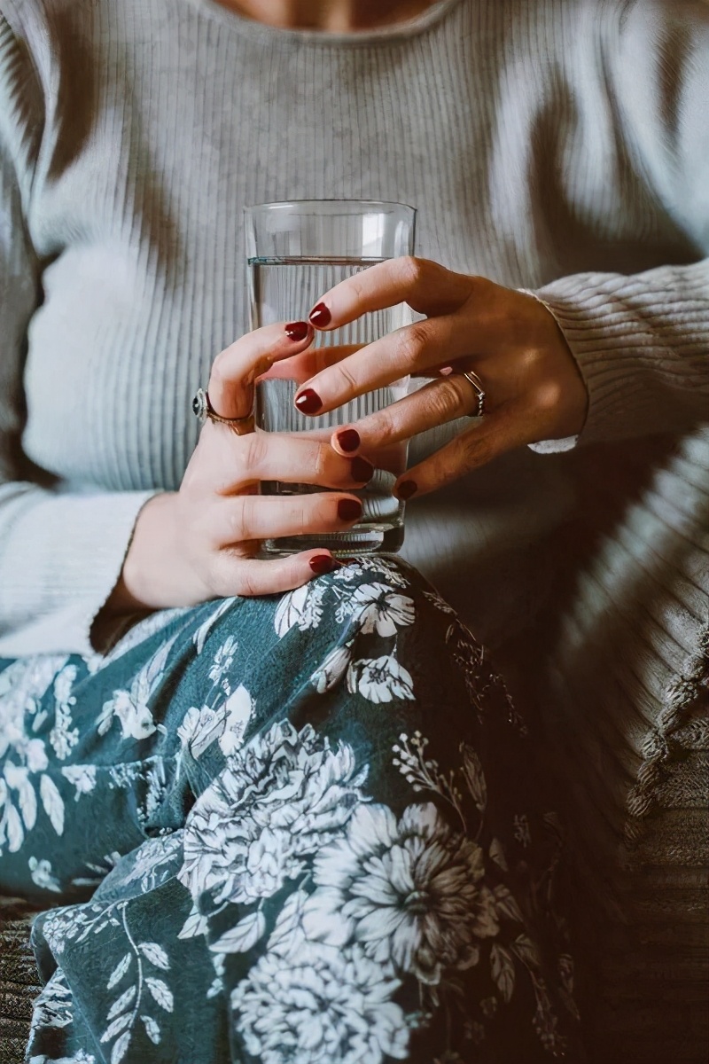 一天喝8杯水，这个杯子到底多大？