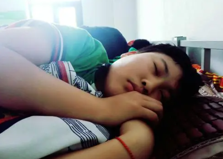 哈佛凌晨四点半的图书馆，半夜十二点的清华，这些毒鸡汤你喝了吗