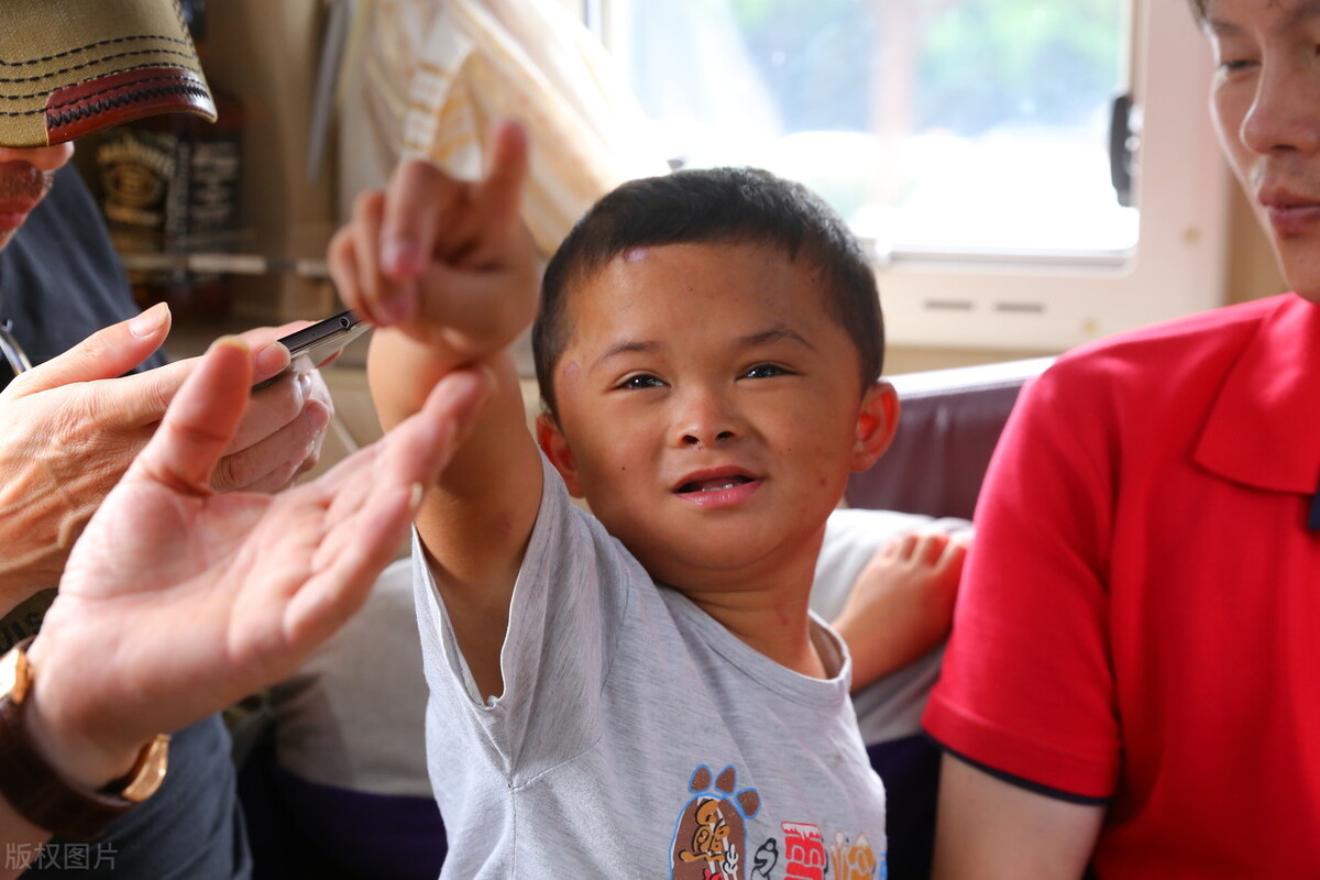 俄罗斯版范小勤爆红人送绰号小哈比布战意十足