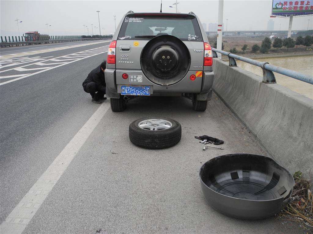 应急车道换轮胎被扣6分？车主：难道汽车爆胎还不够急吗？