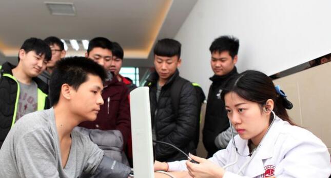 高考体检需要“一丝不挂”？吓坏高三党，医生：你以为我不尴尬？