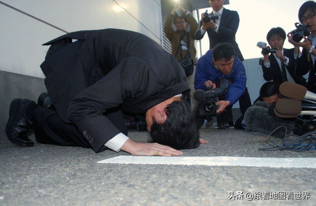 世界杯日本为什么下跪(日本平成年代的"谢罪文化":从鞠躬到下跪,理由