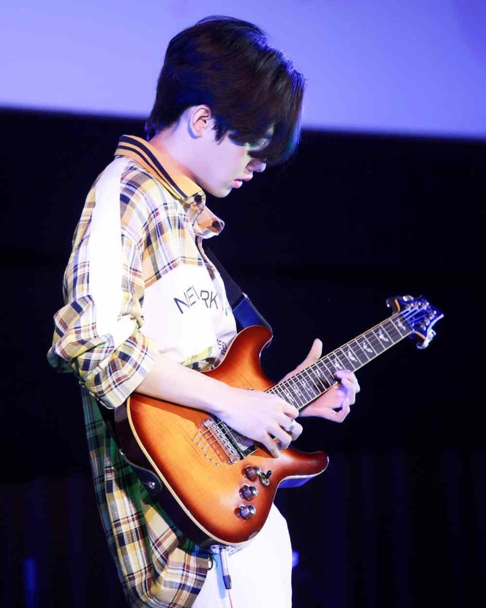 多图预警:他泰小可爱们弹吉他有多帅