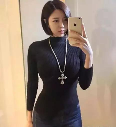 帅气有型的牛仔裤美女，展现出自信的女人味