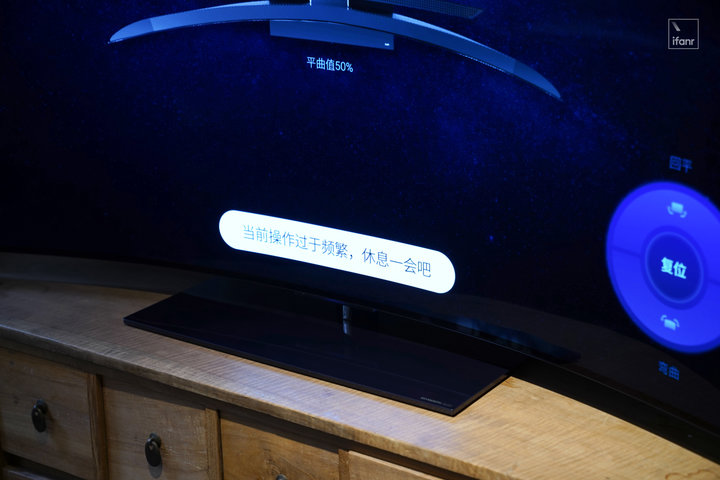 创维变形电视 W82 体验：除了弯折，这台 29999 元的电视有什么不同？