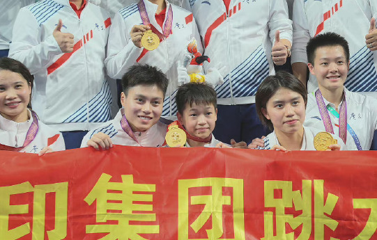 全红婵又与师哥聚首！出席庆功座谈会，举止成熟了，有冠军风范