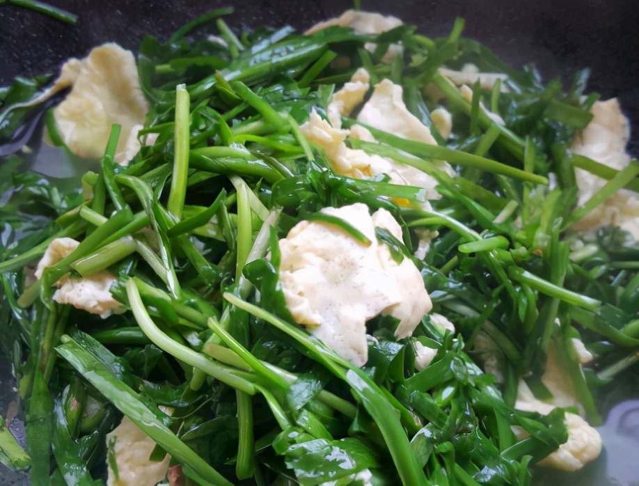 韭菜炒鸡蛋第一步就错了？难怪出水多，教你3点技巧，韭菜更鲜嫩