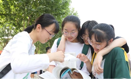 历年高考中，难度最高的3次数学考试，学生感慨：哭着走出来的