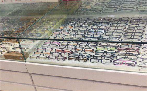 眼镜批发到哪里进货，配眼镜在眼镜批发市场靠谱吗？