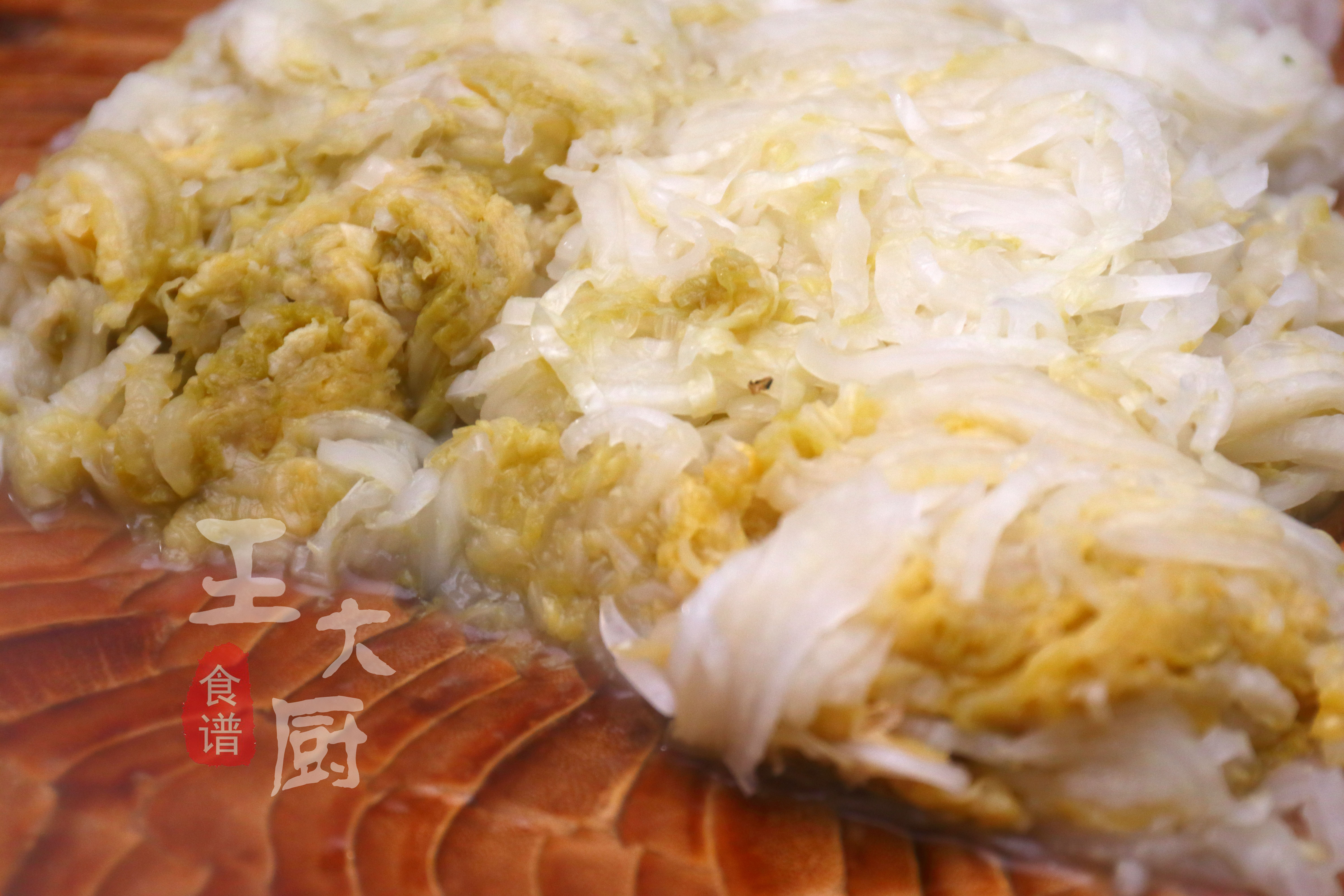 酸菜炖大骨头的做法（11步做出酸菜炖大骨酸香可口）