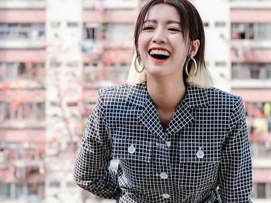 她被誉为“TVB发电机”，曾被开价200万一晚，入行7年传15段绯闻