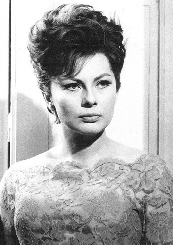 伊朗末代美艳王后！国王宠翻送天价珠宝，却因无法生育被流放