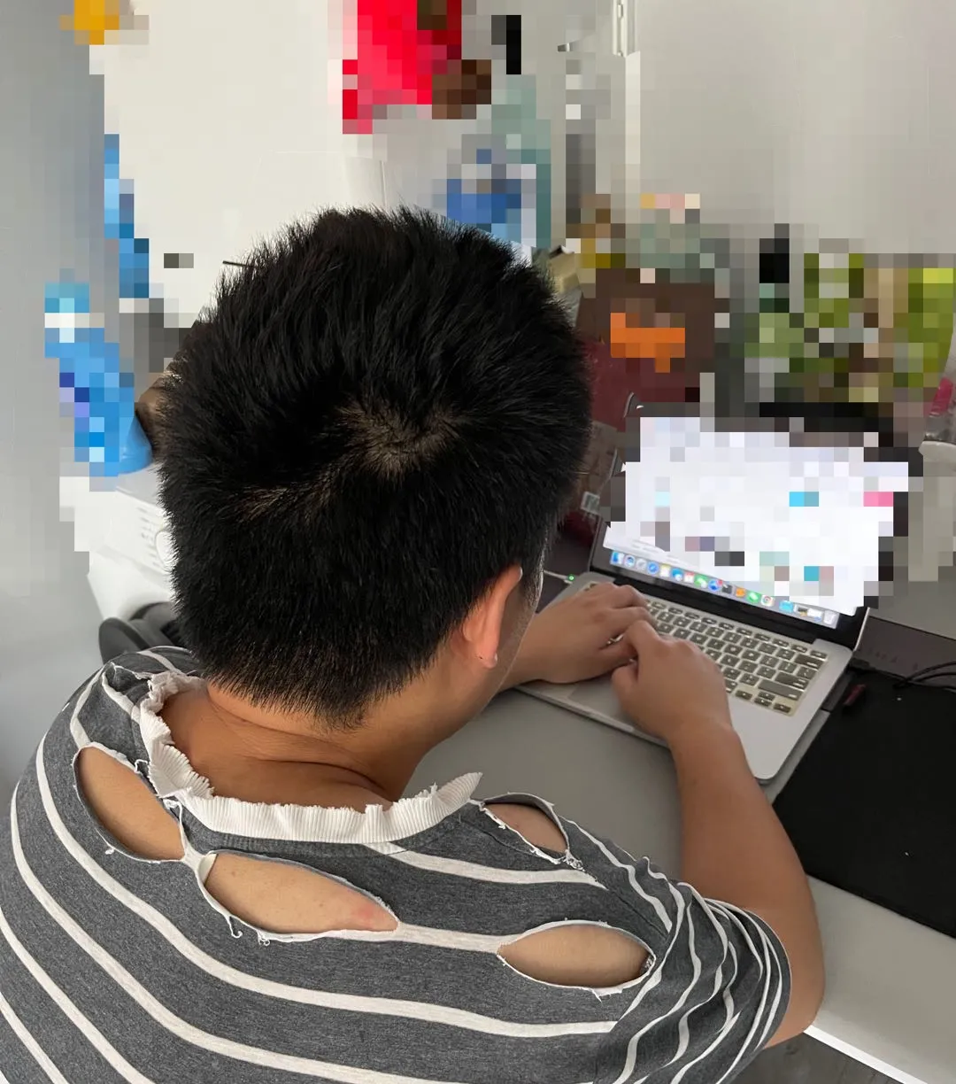 我老公，年薪50万+的程序员，一双袜子穿了10年，T恤穿到破洞