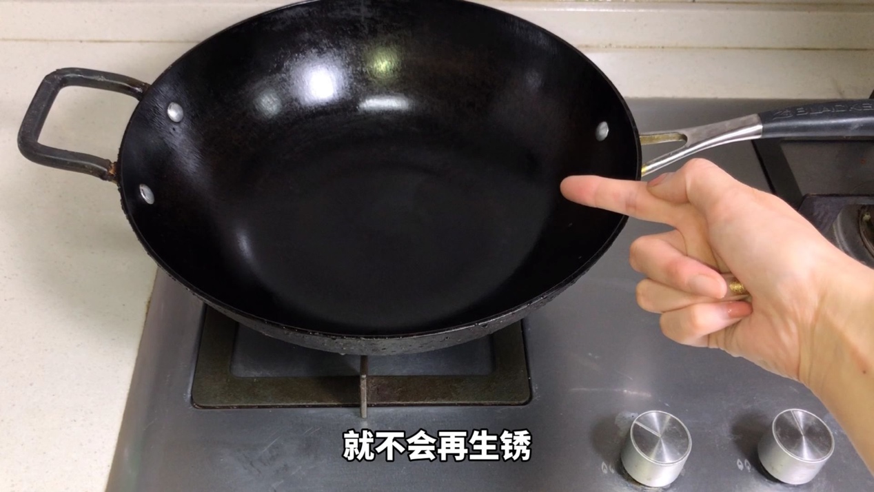 生锈的铁锅别再扔了，教你1个小窍门，变废为宝，不粘锅不生锈