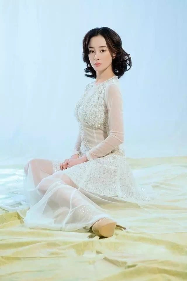 张檬图片比基尼(张檬泳衣造型真抢眼,丰满身材遮不住,难怪小五非要