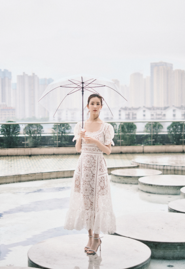 陈都灵穿“缠绕鞋”现身晚会，秀平行腿不输杨幂，不愧是初恋女神