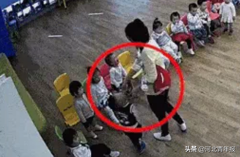 扯拽、拍打、罚站……幼儿园教师殴打4名幼童，还将孩子推进监控盲区，网友：没有爱心别当幼师