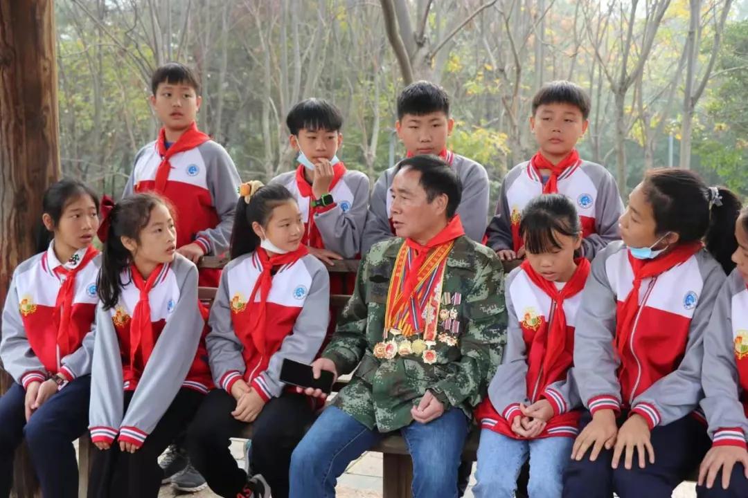 新余有位传奇的“二级英模”：身上残留3块弹片，4次因负重伤被认为牺牲！