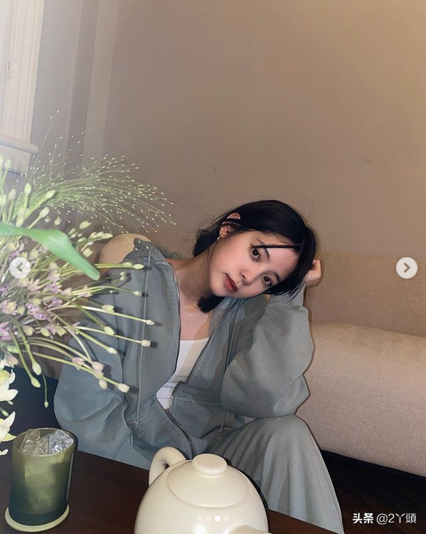 欧阳娜娜晒最新春日写真，挑战玫瑰金发色，青春靓丽，少女感十足