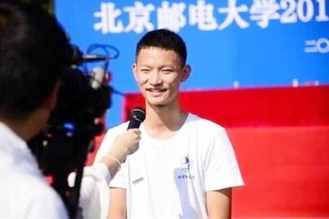 王恒杰：高考后跪地谢母，放弃985名校