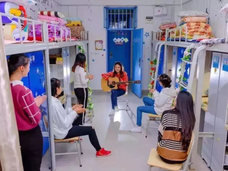 一学院试行“男女混住”，“谜之操作”惹怒家长，出问题谁负责？