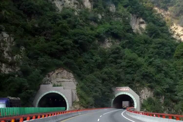 秦岭七条重要隧道，其中一条为我国第一，世界第二长公路隧道