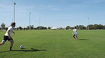 怎样学足球我是新手（五个初学者必会的足球基本技巧）