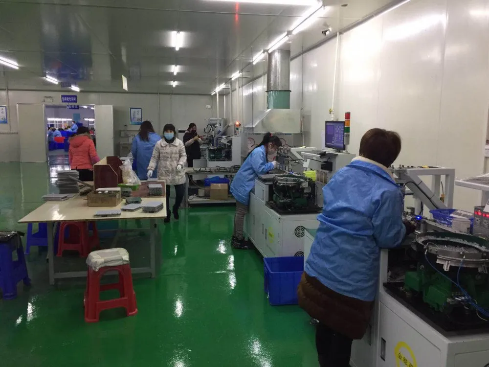 社区是疫情防控的最前线，也是践行初心使命的主战场。基层党组织和党员干部要冲锋在前、顽强拼搏。