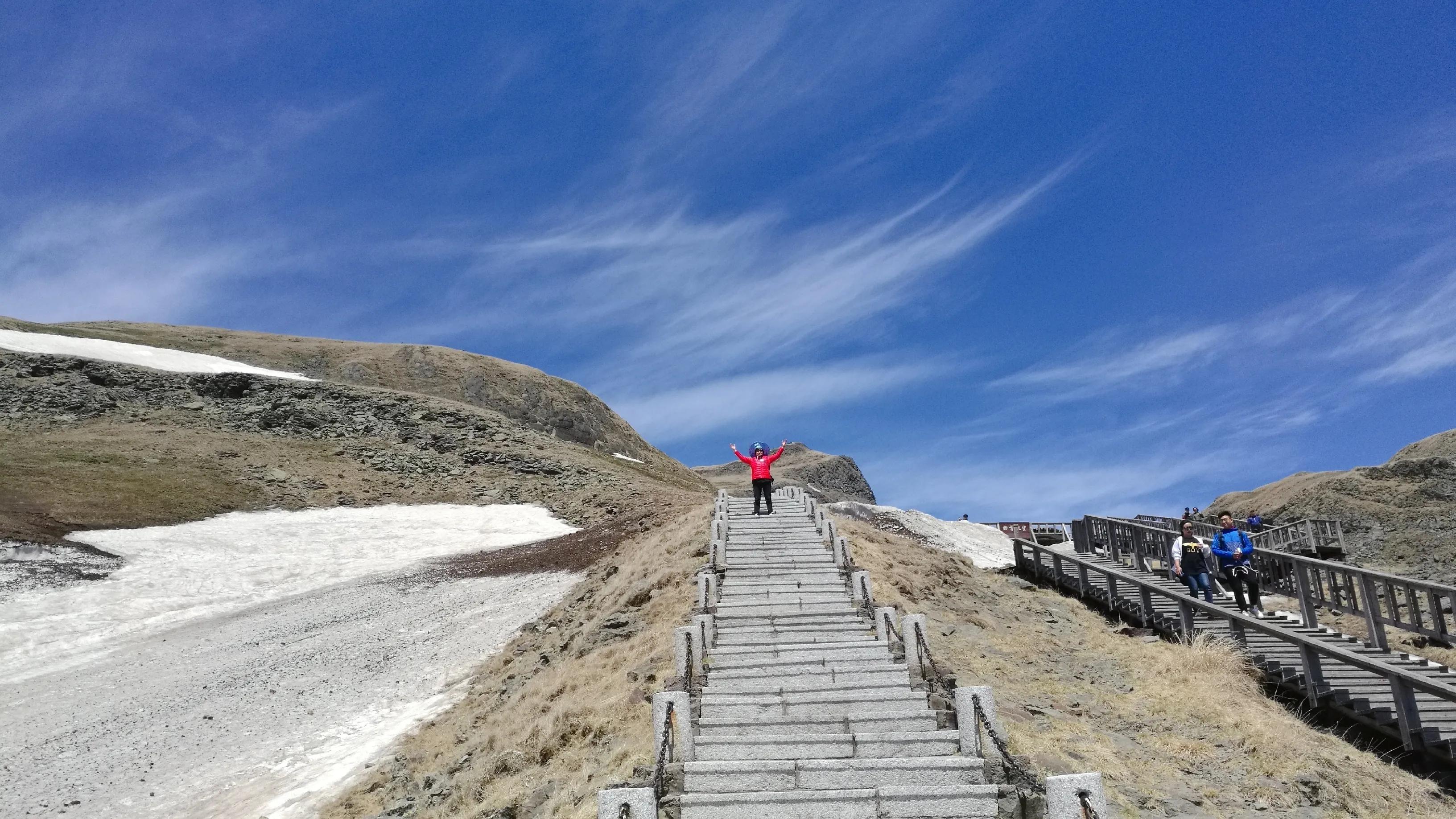 中朝37号界碑说"思密达"的游客在欢呼留影长白山白头峰和天池以前全部