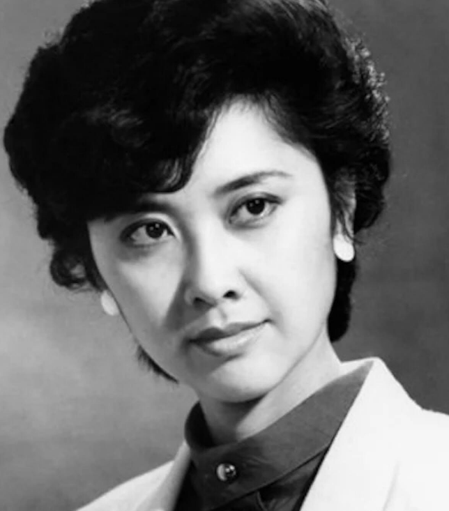 楊麗萍,出生於1958年11月10日,今年已經62歲,沒有生育過孩子,近期突然