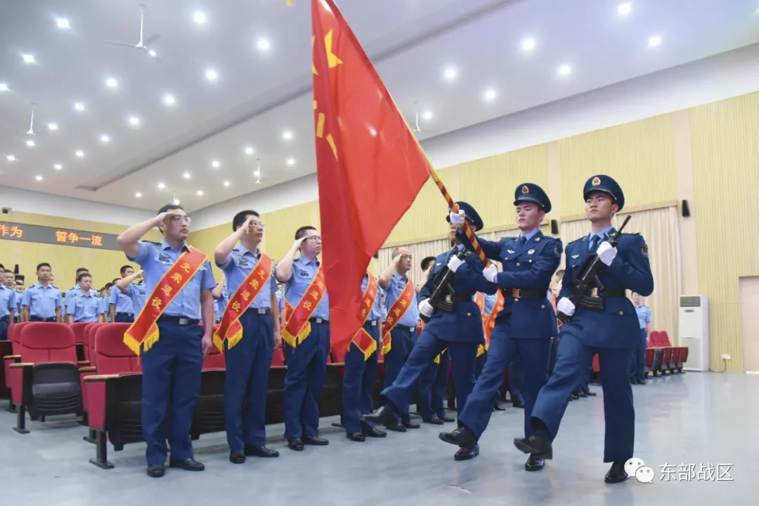 军官退役仪式，开始了