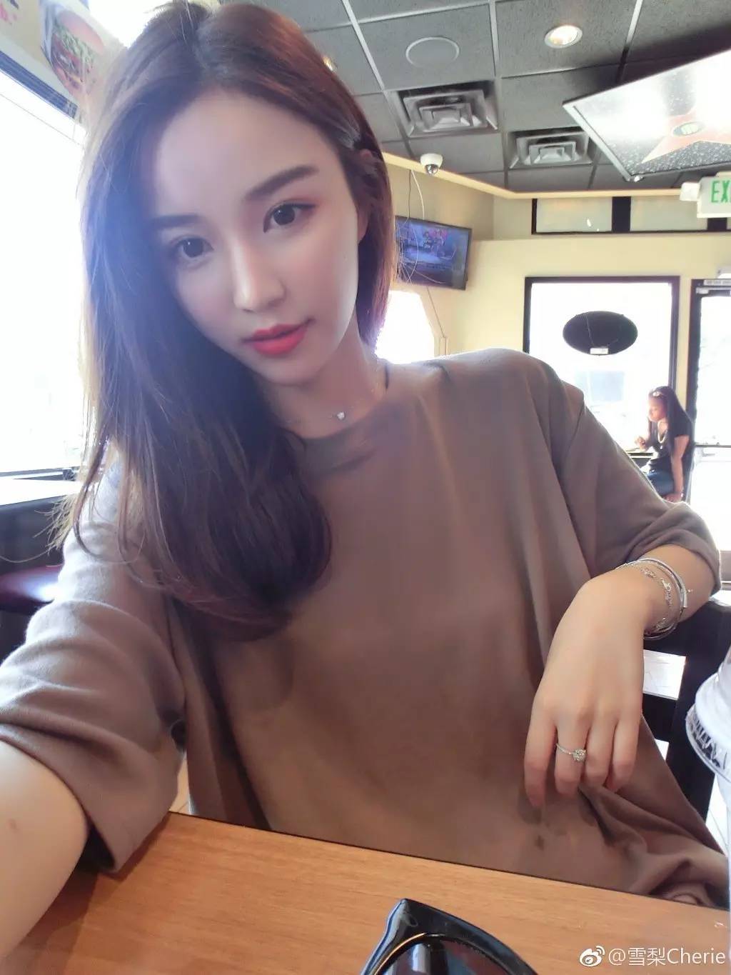 她是雪梨、林珊珊背后的真正推手，小妹的相却有大姐的范