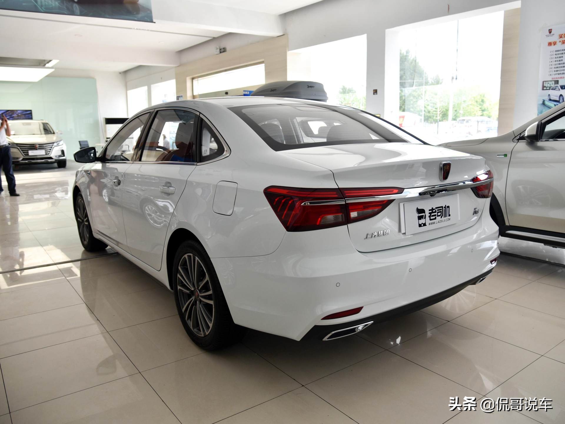 跟轩逸一样宽敞的国产家轿，5.9L低油耗！带你看荣威i6
