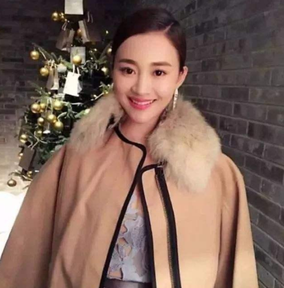 回首2019年“吴秀波出轨”事件，以为是情乱惹祸，真相却暗藏玄机