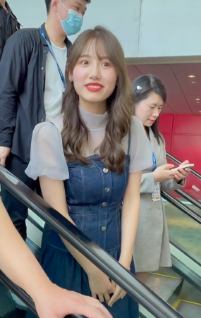 央视镜头曝光千万粉网红真容，瞪眼咧嘴显狰狞，离开滤镜判若两人